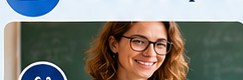 Une enseignante souriante devant un tableau